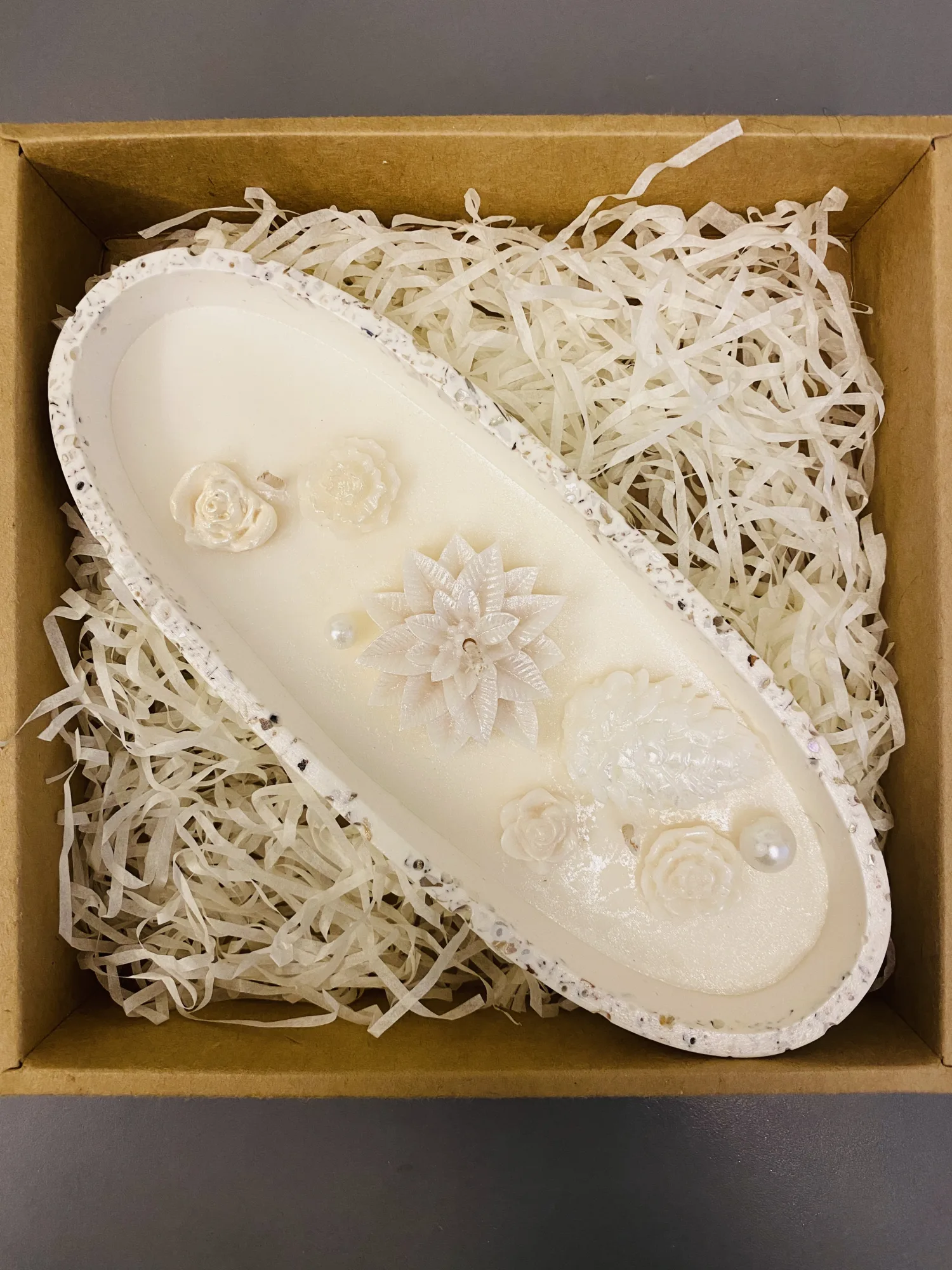 Artisan Candle in Stone, Pearls Collection, Amber, Vanilla and Flowers, 300ml